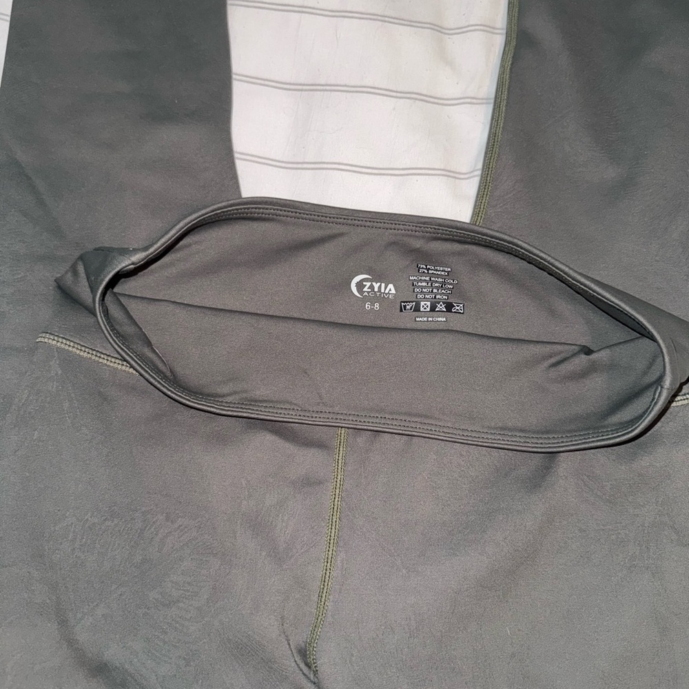 ZYIA Olive light n tight leggings size 6-8 medium